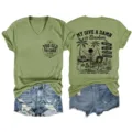 Maglietta grafica casual da donna con scollo a V, scritta divertente e pantaloncini di jeans. - Taglia S / Top / Verde oliva