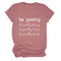 Gedetailleerde opname van het mauve t-shirt met korte mouwen en motiverende tekstprint. - S / Tops / Rozegoud (Wit Lettertype)
