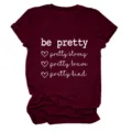 Gedetailleerd uitzicht van het bordeauxrode t-shirt met korte mouwen en leuke tekst. - S / Tops / Wijnrood (Wit Lettertype)