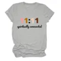 Gedetailleerd grijs t-shirt met korte mouwen en ronde hals en 11:11 spirituele print. - S / Tops / Lichtgrijs