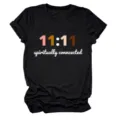 Close-up detail van het zwarte grafische t-shirt met 11:11 print en opgerolde korte mouwen. - S / Tops / Bordeauxrood