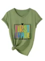 Détail de t-shirt vert à col en V et manches courtes avec imprimé coloré first grade vibes et nœud. - S / Hauts / Vert olive