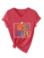 Vue détaillée du t-shirt rouge à col en V et manches courtes avec impression First Grade Vibes. - S / Hauts / Rouge
