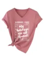 Dames V-hals korte mouw t-shirt met bibliotheekkaart grafische en stijlvolle knoop aan voorkant. - S / Tops / Roségoud (Witte Grafiek)