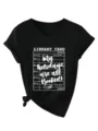 Detail van zwart T-shirt met V-hals en korte mouwen, grafische print van bibliotheekkaart top. - S / Tops / Zwart