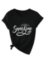 Vue detaillee du t-shirt noir a col V et manches courtes avec motif sunshine tendance. - Noir (Police Blanche)