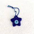 Detailopname van blauwe ster glazen hanger, traditioneel Turks boze oog gelukskandelaar. - Pentagram