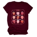 Vue rapprochée du joli motif graphique de fraise et de l'impression de lettres sur le t-shirt pour femmes. - S / Hauts / Bordeaux