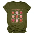 Gros plan détaillé sur le t-shirt vert olive pour femme avec motif fraises et texte. - S / Hauts / Vert Militaire