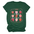 T-shirt à manches courtes vert foncé avec un joli imprimé fraise et texte first grade. - S / Hauts / Vert Vintage