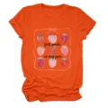 Gros plan détaillé du motif graphique de fraises aquarellées sur le t-shirt orange décontracté. - S / Hauts / Orange