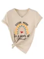 Gros plan detaille du t-shirt femme a col V manches courtes avec imprime et noue. - S / Hauts / Sable