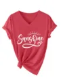 T-shirt rouge à col V et manches courtes pour femme avec imprimé Sunshine et ourlet noué. - Rouge(3812)