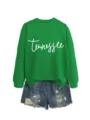 Vista dettagliata di una felpa verde a maniche lunghe con scritta Tennessee e pantaloncini. - Taglia S / Top / Verde Erba (Font Bianco)