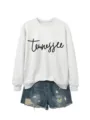 Sweat-shirt pour femme avec imprimé lettre et short en jean déchiré pour un look tendance. - S / Hauts / Blanc Cassé (Police Noire)