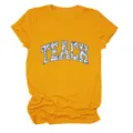 Geel kortemouwen t-shirt detailweergave met een mooie blauwe bloemen letter print. - Tops / Mosterdgeel / S