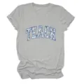 Close-up detail van grijs t-shirt met korte mouwen en blauwe bloemen teach print. - Tops / Lichtgrijs / S