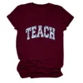Bordeaux korte mouw t-shirt detail, blauwe bloemen letter print, ronde halskraag. - Tops / Bordeauxrood / S