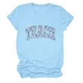Casual lichtblauwe dames t-shirt met korte mouwen en trendy florale teach letterprint. - S / Tops / Lichtblauw