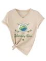 Vue détaillée d'un t-shirt beige à col V, manches retroussées, nœud et imprimé de golf. - S / Hauts / Sable