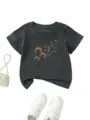 Λεπτομέρεια κοντινού πλάνου παιδικού t-shirt κοντό μανίκι με δημιουργικό τύπωμα κουταβιού. - 90cm / Tops / σκούρο γκρι
