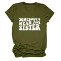Lustige Buchstaben Druck Damen Kurzarm Armeegrün T-Shirt Somebody's Mean Ass Sister - S / Oberteile / Armeegrün (Weiße Schrift)
