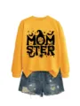 Detailansicht des gelben Halloween-Sweatshirts mit einzigartigem Text und gruseligen Motiven. - S / Oberteile / Gelbes Sweatshirt (Schwarzes Textmuster)