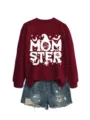 Nahaufnahme des dunkelroten Langarm-Sweatshirts mit Halloween-Momster-Grafikprint und Shorts. - S / Oberteile / Weinrotes Sweatshirt (Weißes Textmuster)