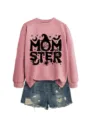 Detailansicht des rosa Halloween Damen Sweatshirts mit dem gruseligen MOMSTER Printdesign. - S / Oberteile / Roségoldenes Sweatshirt (Schwarzes Textmuster)