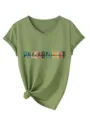 Gedetailleerd overzicht van het olijfgroene V-hals t-shirt met korte mouwen en vooropdruk. - S / Tops / Olijfgroen