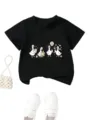 Detailansicht eines schwarzen Kinder T-Shirts mit süßem Cartoon-Enten-Druck und Rundhalsausschnitt. - 90 / Oberteile / Schwarz