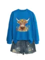 Damen blauer langarm Pullover mit süßem Hochlandrind Blumenmuster kombiniert mit Jeansshorts. - S / Oberteile / Seeblau