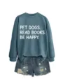 Detailansicht des lässigen graublauen Langarm Sweatshirts mit niedlichem Hunde Lesedruck. - S / Oberteile / Blau (Weißer Druck)
