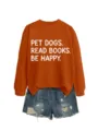 Nahaufnahme des lässigen orangefarbenen Sweatshirts mit Text und stylischen Jeansshorts. - S / Oberteile / Gebranntes Orange (Weißer Druck)