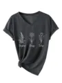 Detailopname van het botanische print V-hals T-shirt met bloemenillustratie en tekst. - S / Tops / Zwartgrijs Gemêleerd