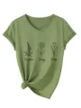 Close-up weergave van olijfgroen dames V-hals T-shirt met bloemenprint en geknoopte zoom. - S / Tops / Olijfgroen