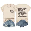 Maglietta casual beige con scollo a V e maniche corte da donna con pantaloncini in denim. - Taglia S / Top / Colore sabbia