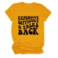 Gedetailleerd overzicht van het gele casual dames T-shirt met coole zwarte retro tekstprint. - S / Tops / Mosterdgeel (Zwart Lettertype)