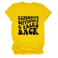 Gedetailleerd overzicht van het gele dames t-shirt met korte mouwen en zwarte print. - S / Tops / Lichtgrijs