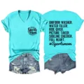 Maglietta turchese casual con scollo a V e maniche corte da donna abbinata a pantaloncini. - Taglia S / Top / blu profondo