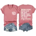 T-shirt casual da donna rosa con collo a V e maniche corte abbinata a pantaloncini di jeans. - Taglia S / Top / Oro Rosa (Font Bianco)