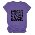 Paars casual t-shirt met korte mouwen voor dames met retro grappige quote print. - S / Tops / Paars (Zwarte Tekst)