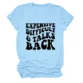 Gedetailleerd overzicht van lichtblauw dames t-shirt korte mouw met coole retro opdruk. - S / Tops / Lichtblauw (Zwart Lettertype)