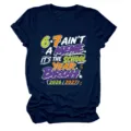 Gedetailleerd overzicht van het donkerblauwe korte mouwen t-shirt met grappige print. - S / Tops / Wijnrood (Witte Tekst)