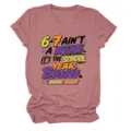 Dames t-shirt met ronde hals en korte mouw met grappige slogan print, casual dagelijkse kleding. - S / Tops / Rozegoud (Zwarte Tekst)