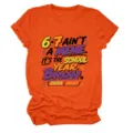 Oranje korte mouw t-shirt detail met grappige schooljaar grafische print en dikke typografie. - S / Tops / Oranje
