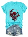 Türkisblaues Damen Kurzarm T-Shirt mit roter Rose und Schmetterling Motiv im Detail. - S / Oberteile / Cyan