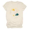 Maglietta donna casual a girocollo e maniche corte con stampa grafica campeggio beige - Taglia S / Top / Colore sabbia