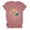 Maglietta casual da donna a maniche corte con stampa grafica da campeggio, comodo top giornaliero. - Taglia S / Top / Oro rosa
