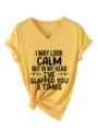 Κοντινή λήψη κίτρινου V-neck κοντομάνικου T-shirt με αστείο τύπωμα κειμένου και κόμπο. - S / Τοπ (3812) / Κίτρινο